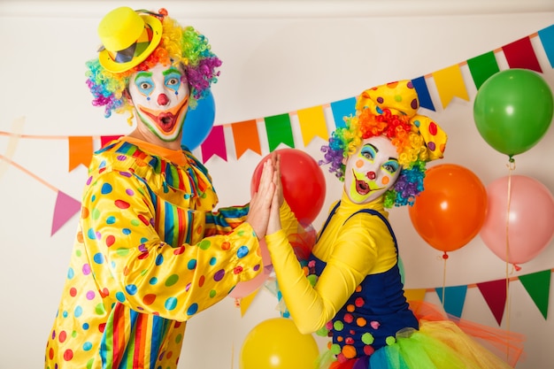 Clowns drôles lors d'une fête colorée