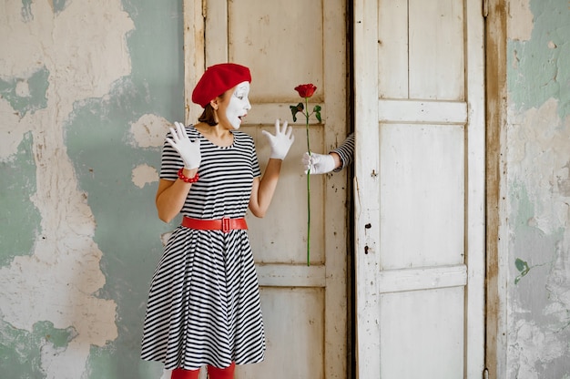 Clowns masculins et féminins, artistes mimes, comédie parodique