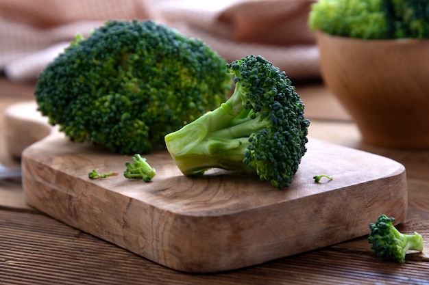 Clsoe up brocoli sur table en bois. Nourriture saine, vue de dessus.