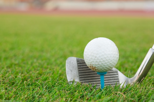 Club de golf et balle dans l&#39;herbe