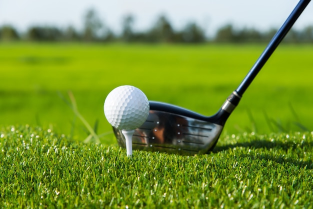 Photo club de golf et balle dans l'herbe