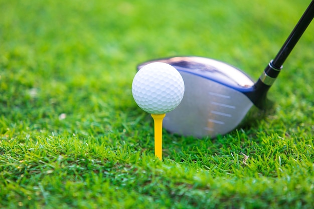 Photo club de golf et balle de golf se bouchent dans l'herbe