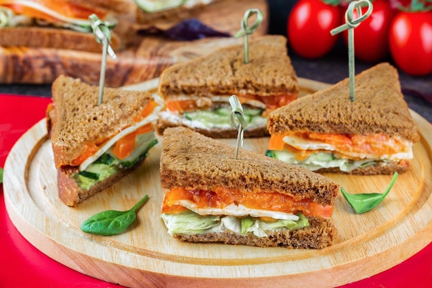 Club-sandwich au saumon