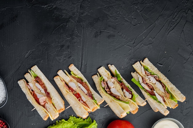 Club sandwich classique avec de la viande, sur fond noir, vue de dessus avec espace de copie pour le texte