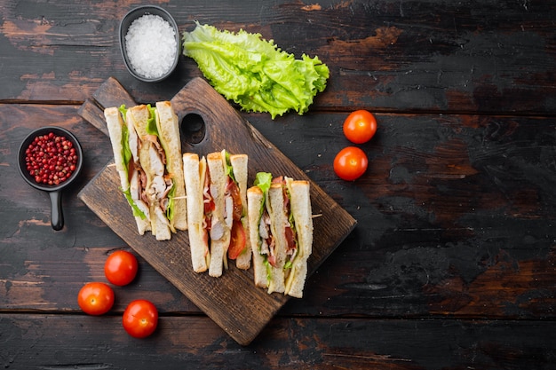 Club Sandwich Fait Maison à Base De Dinde, Bacon, Jambon, Tomates, Sur La Vieille Table En Bois, Vue De Dessus Avec Copie Espace Pour Le Texte