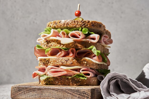 Club sandwich frais au jambon et fromage