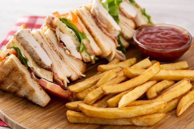 Club sandwich et frites isolés