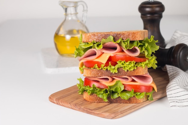 Club sandwich avec jambon, fromage, tomate et laitue.