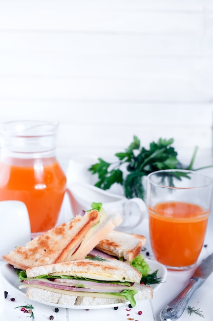 Club sandwich et jus