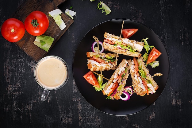 Club sandwich avec poitrine de poulet, fromage, tomate, concombre et herbes Vue de dessus au-dessus de la tête