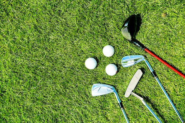 Clubs de golf et balles sur fond d'herbe pour le texte