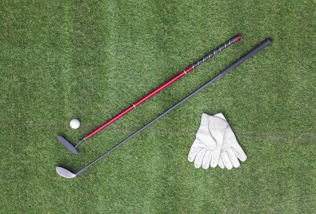 clubs de golf isolés sur la pelouse
