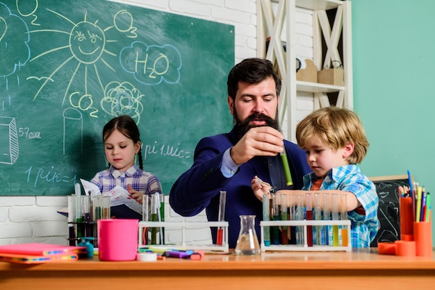 Clubs pour les enfants d'âge préscolaire Expérience de chimie Clubs scolaires Éducation interactive Enseignant et élèves tubes à essai en classe Les clubs après l'école sont un excellent moyen de développer les enfants dans différents domaines