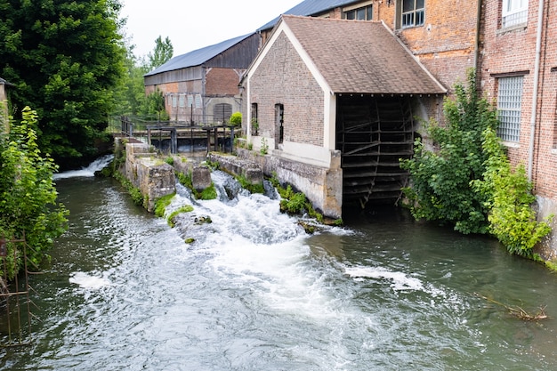 Écluse et roue à eau d'un ancien moulin.