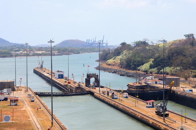 Écluses du canal de Panama le passage des navires à travers le canal