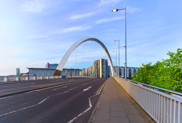 Le Clyde Arc Bridge ou le Squinty Bridge traversant la rivière Clyde au crépuscule à Glasgow , Ecosse , Royaume-Uni