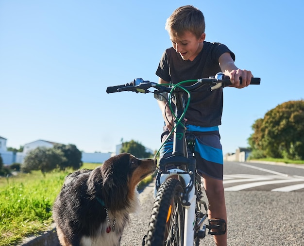 Cmon boy, il est temps de rouler Photo recadrée d'un jeune garçon faisant du vélo à l'extérieur