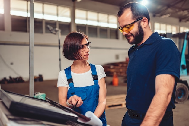 CNC opérateur et ingénieur industriel vérifiant le dessin du produit