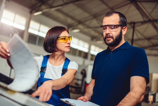 CNC opérateur et superviseur discuter