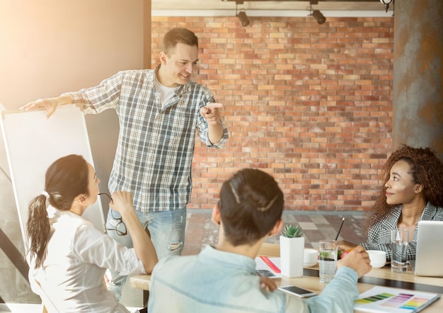 Coach émotionnel faisant une présentation à une équipe réussie dans un bureau loft, espace de copie