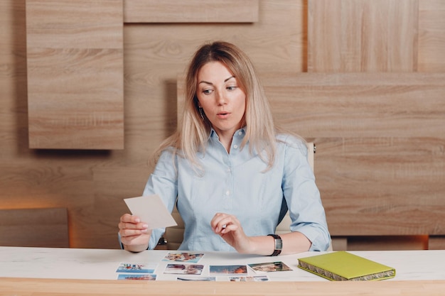 Coach femme coaching avec OH cartes psychologie de l'entraînement en salle.