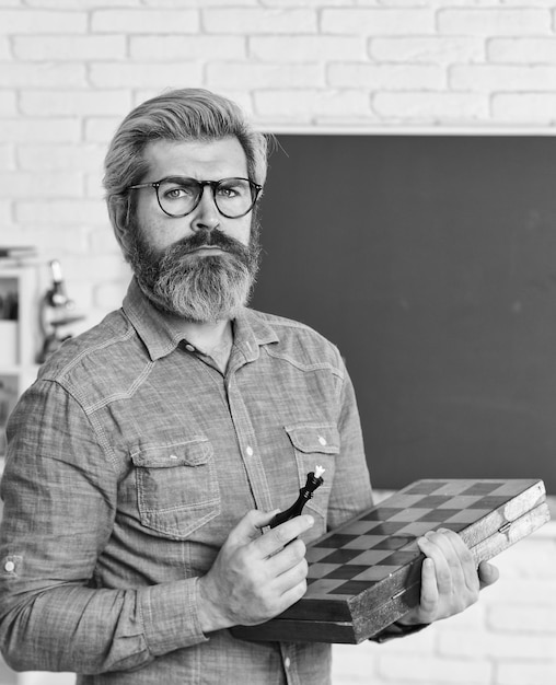 Coaching d'échecs en ligne l'entraînement scolaire tournoi d'échecs à l'école entraînement de camp scolaire intelligent et beau Jeux et activités jouer aux échecs au centre des sciences le prochain jeu d'échecs