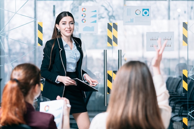 Coaching en entreprise. Entrainement d'employé. Conférencier répondant aux questions du personnel de l'entreprise.