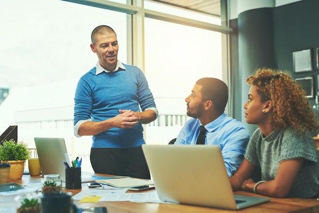 Coaching pour les hommes d'affaires et ordinateur portable avec planification du travail en équipe et conseils pour le système d'entreprise Employés de groupe ou collègues avec PC Internet ou connexion avec aide à la conversation ou formation d'entreprise
