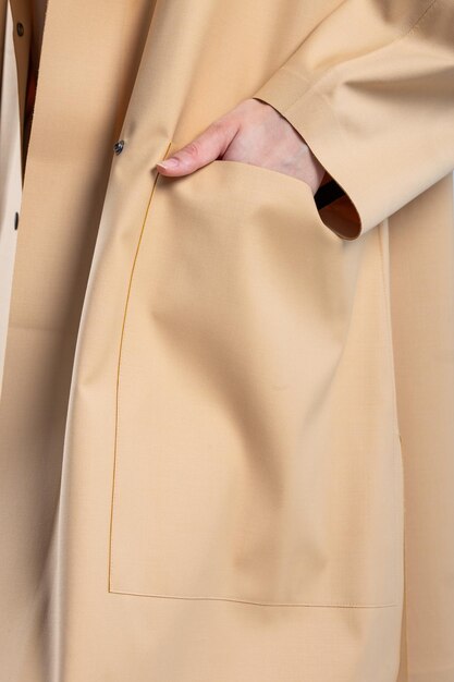 Photo coat beige élégant avec de grandes poches avant pour la mode féminine