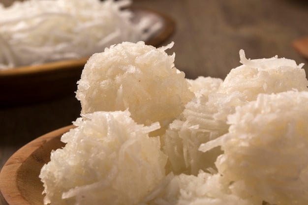 Cocadas péruviennes. dessert traditionnel à la noix de coco vendu généralement dans la rue