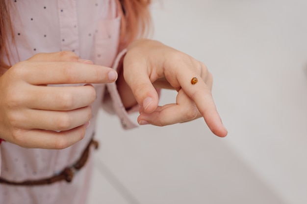 Coccinelle sur les mains d'une adolescente. Concept écologique. photo en gros plan