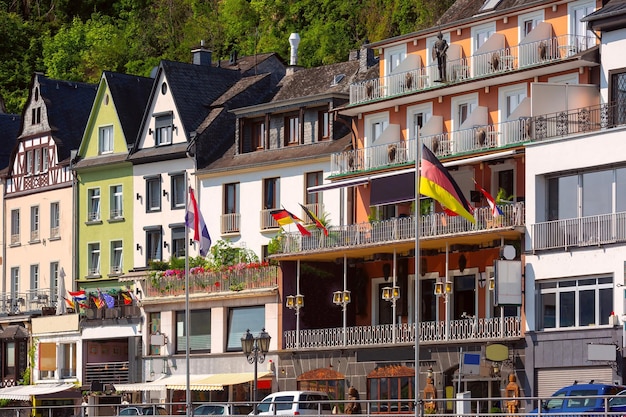 Photo cochem ensoleillée belle ville sur la rivière romantique moselle allemagne