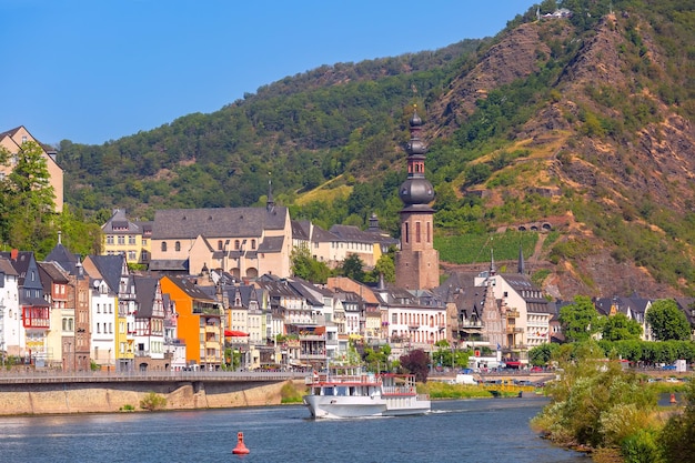 Photo cochem ensoleillée belle ville sur la rivière romantique moselle allemagne