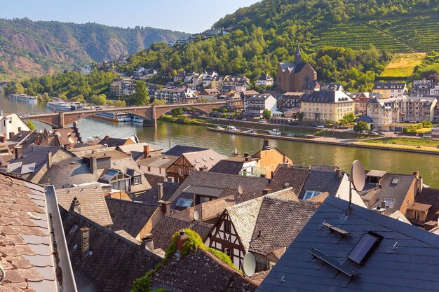 Photo cochem ensoleillée belle ville sur la rivière romantique moselle allemagne