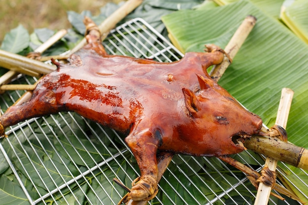 Cochons de lait sur des feuilles de bananier, nourriture du concept de plein air de camping