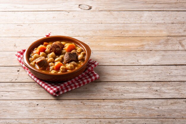 Cocido madrileo espagnol traditionnel dans un bol sur une table en bois rustique