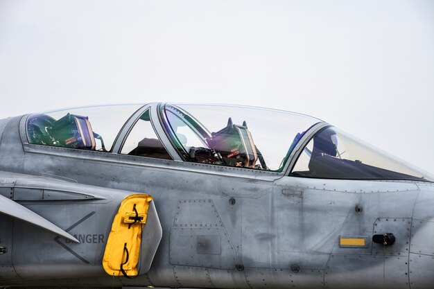 Cockpit d'avion de chasse militaire stationné dans l'armée de l'air.