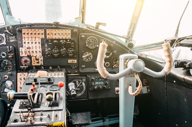 Le cockpit du pilote de l'ancien avion à turbopropulseurs du biplan, le volant.