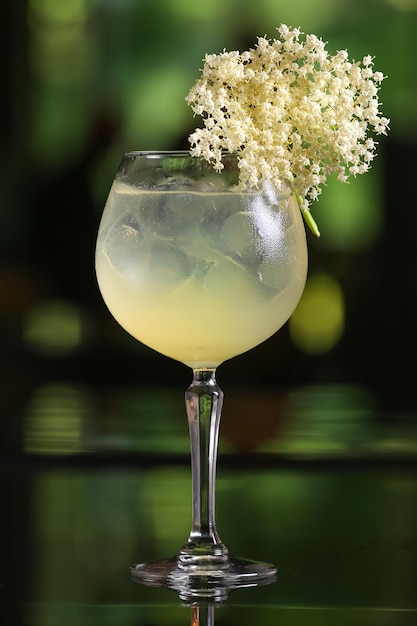 Cocktail d'alcool au citron vert sur fond vert flou