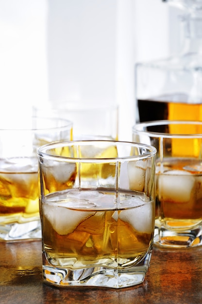 Cocktail d'alcool avec brandy, whisky ou rhum avec Ginger Ale, citron vert et glace dans des verres