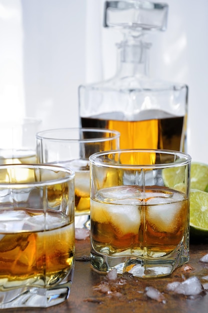 Cocktail d'alcool avec brandy, whisky ou rhum avec Ginger Ale, citron vert et glace dans des verres