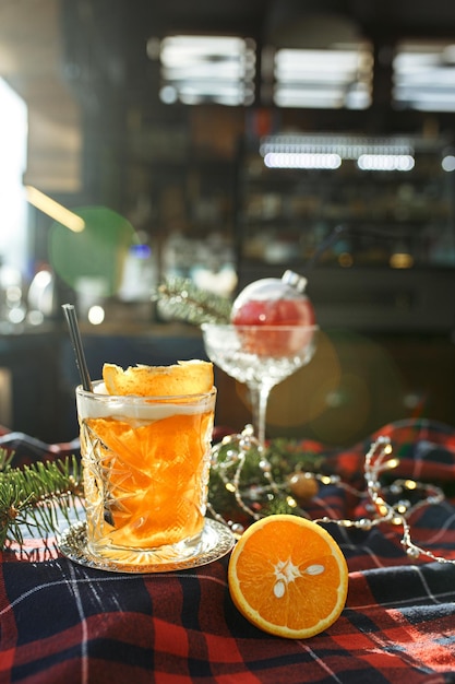 Cocktail d'alcool orange épicé avec tranche d'orange en verre placé sur la table