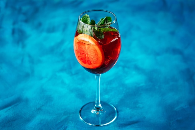 Cocktail d'alcool à l'orange menthe garnir un verre de vin