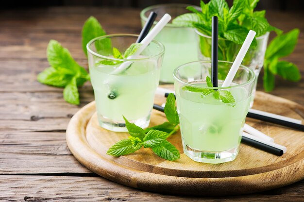 Cocktail d'alcool sucré vert à la menthe et à la glace