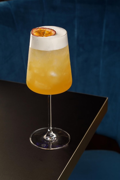 Cocktail d'alcool sur la table au bar