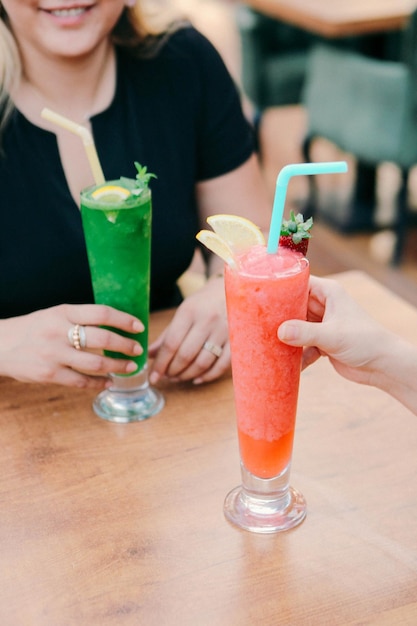 Cocktail d'alcool sur la table au restaurant