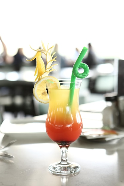 Cocktail d'alcool sur la table au restaurant