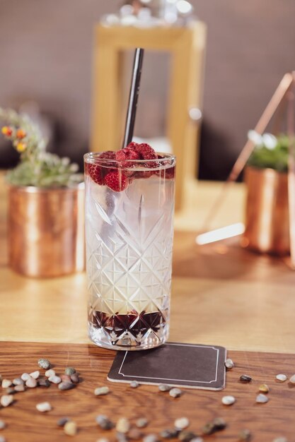 Cocktail d'alcool sur la table au restaurant