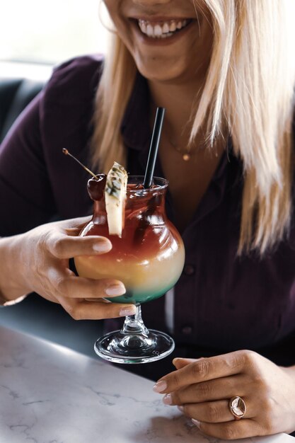 Cocktail d'alcool sur la table au restaurant