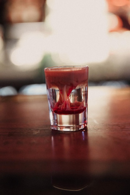 Cocktail d'alcool sur la table au restaurant